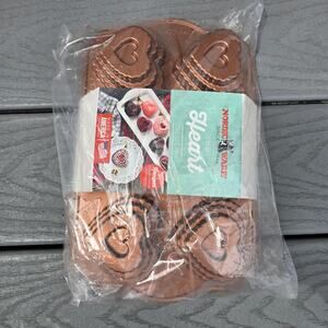 NWT, Nordic ware 6-Tiered Heart Cakelet Heavy Cast Aluminum Pan